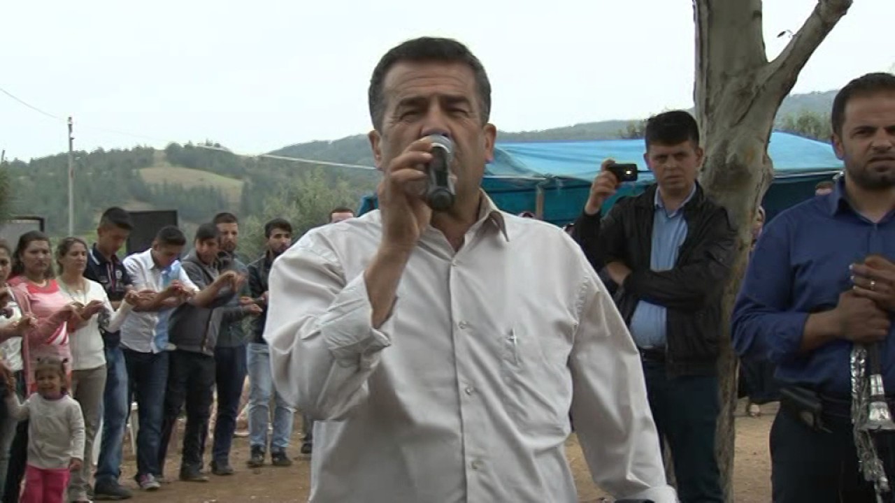 YESEMEK KÖYÜNÜN AĞASI MEHMET GÜNEŞ HALAY BAŞINDA