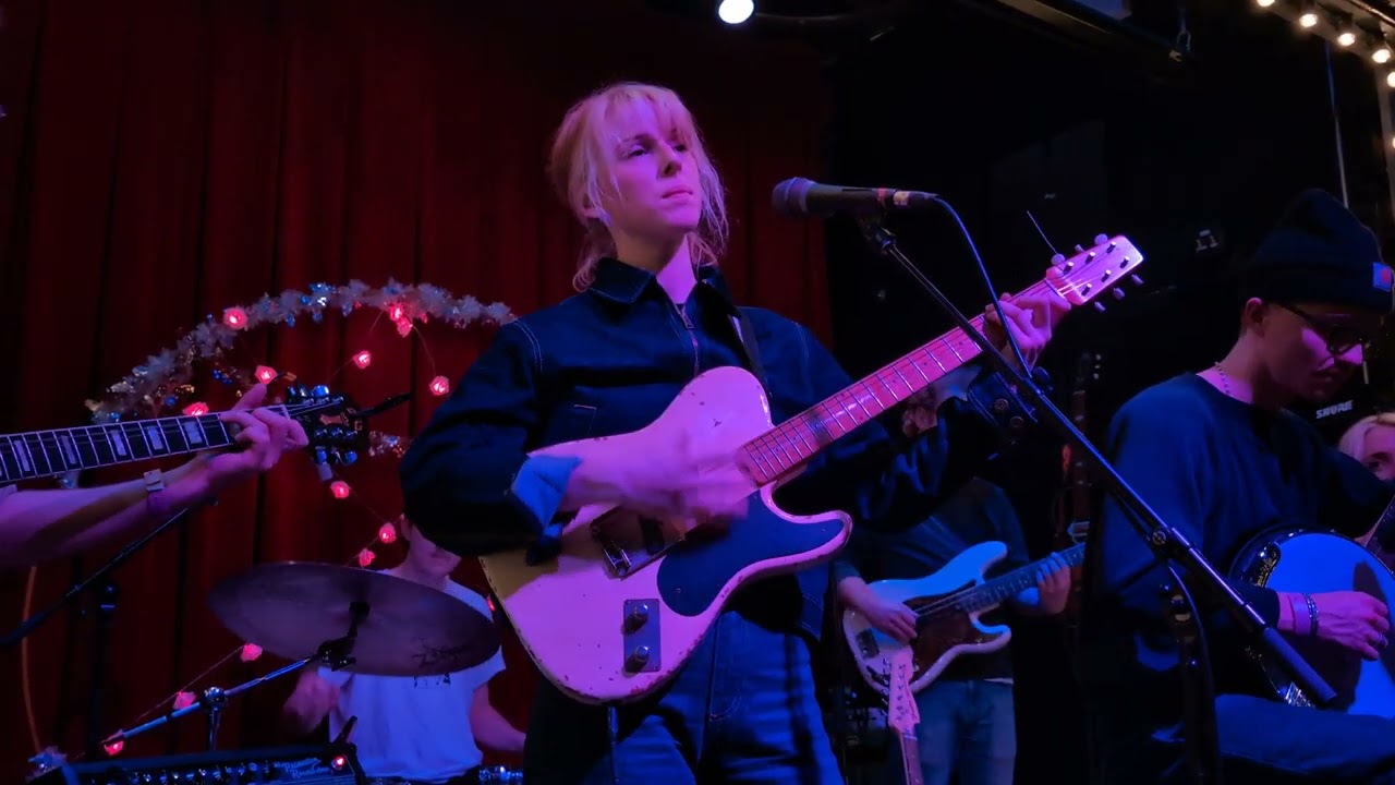 Fenne Lily - Half Finished (live Union Pool, Brooklyn - 12/6/2023)