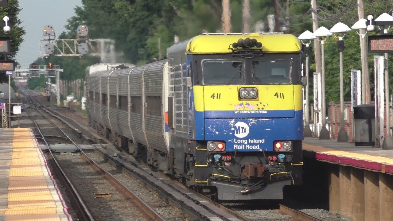 LIRR HD 60fps: EMD DE30AC 418 Leads Leased MARC Set on Port Jeff Train 664 @ New Hyde Park (7/6/17)
