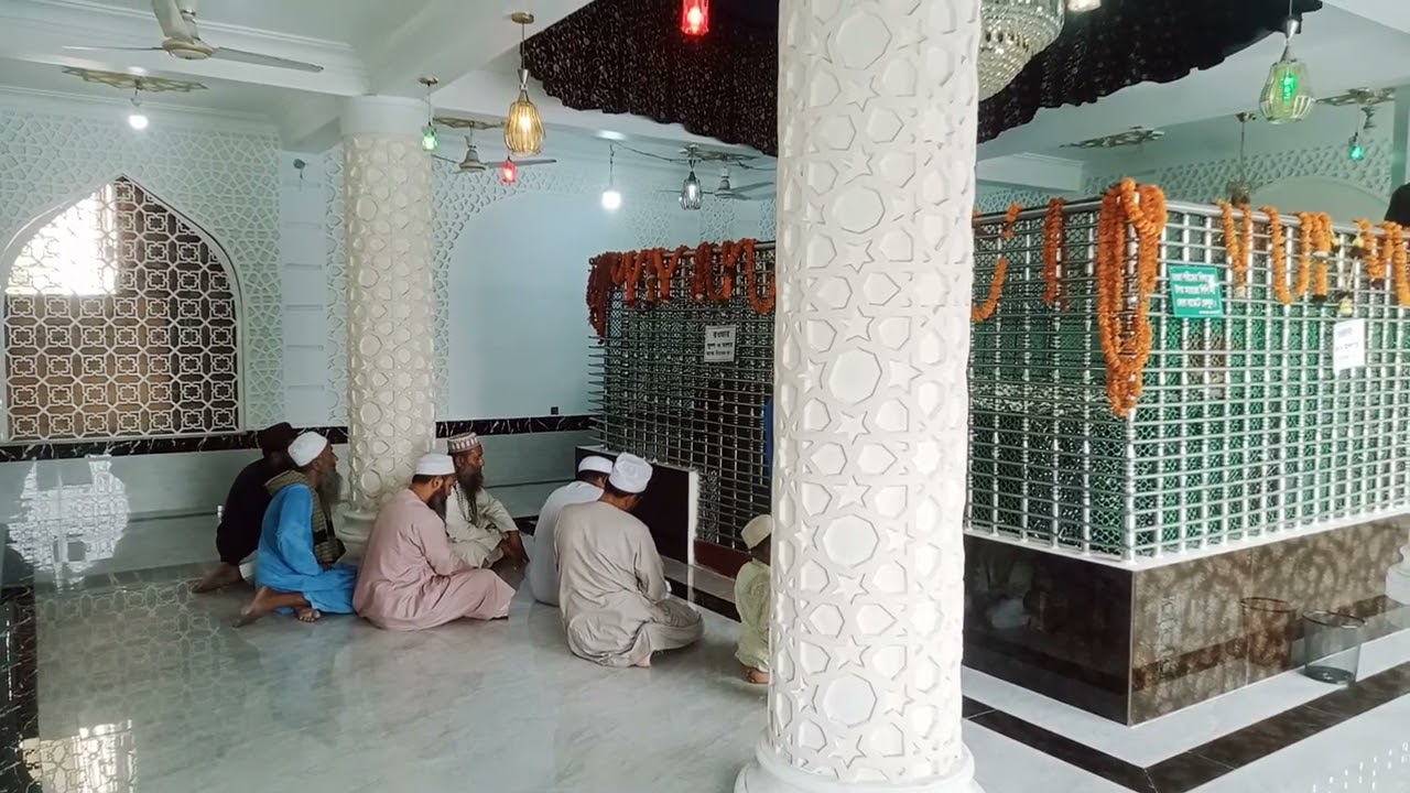 ঝিলবুনিয়া দরবার শরীফের গদ্দিনিশ পীর সাহেব হুজুরের সাথে হযরত খাজা গরীবুল্লাহ শাহ (র)এর মাজার জিয়ারত