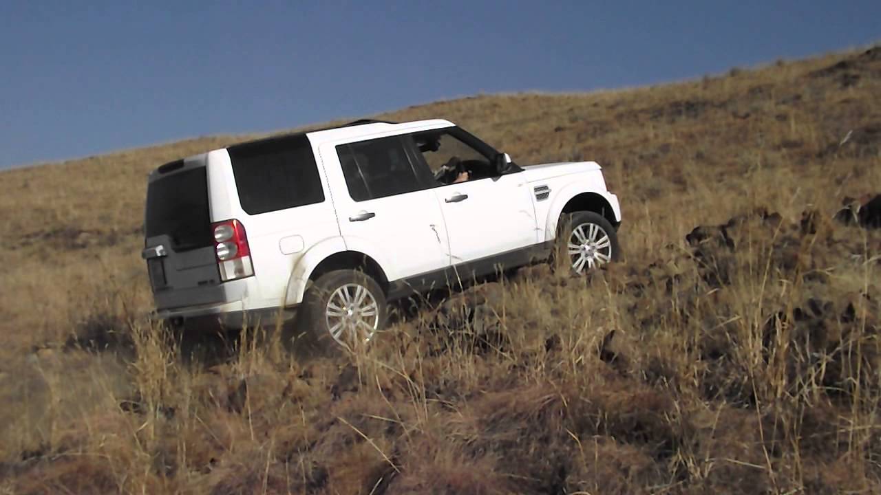 Land Rover Discovery 4 climbing a steep hill