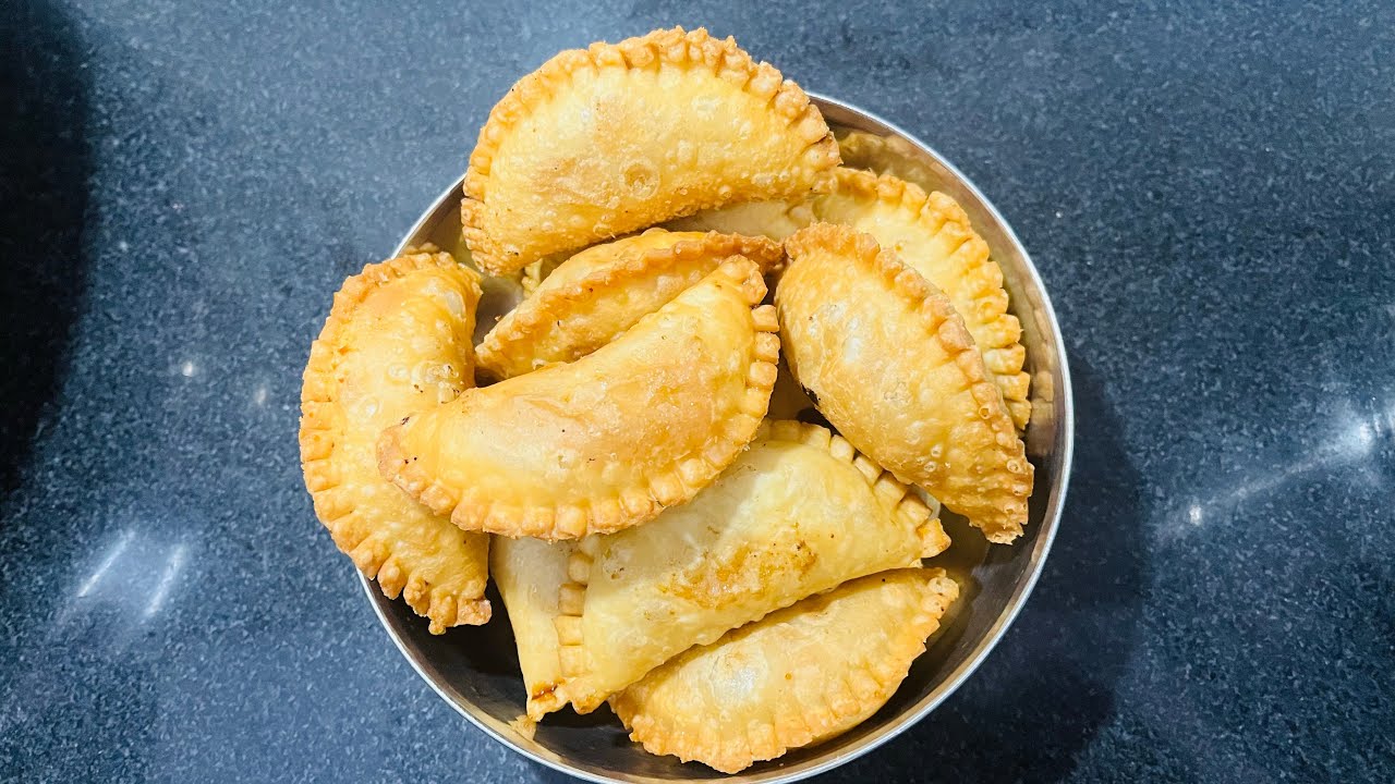 होली के अवसर पर गुजिया बनाने का तरीका। Holi ke avsar par gujiya.