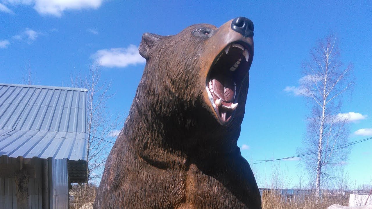 Медведь. Резьба бензапилой Большого деревянного медведя. Chainsaw carving of a large wooden bear
