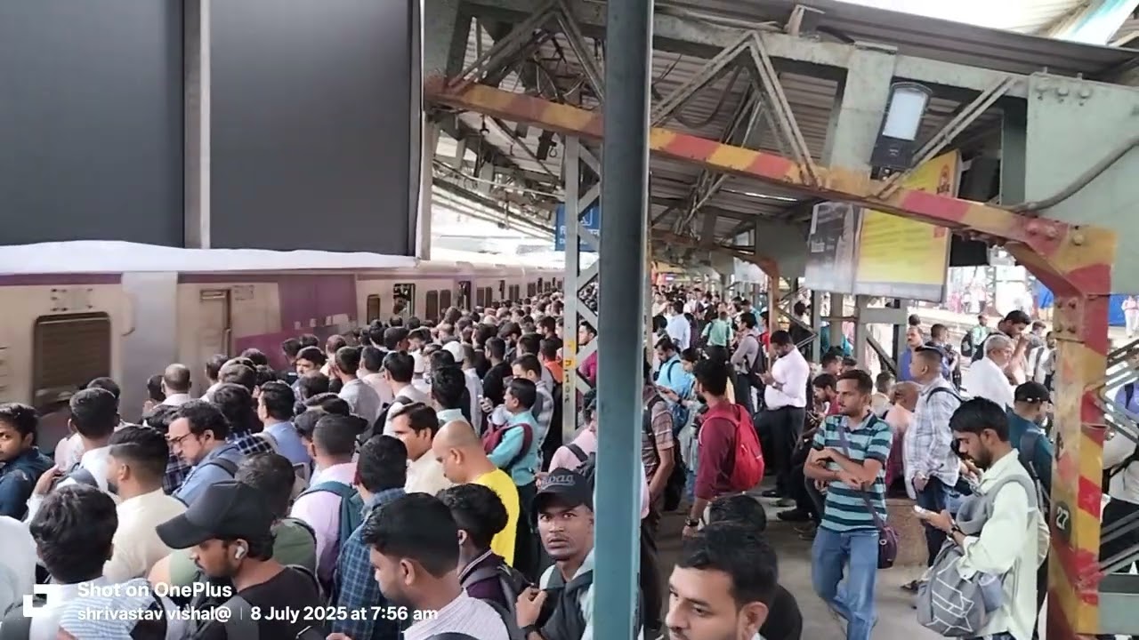 #2025shorts #traintravel #accidenttrain Be careful dosto train say no mast....8/06/2025
