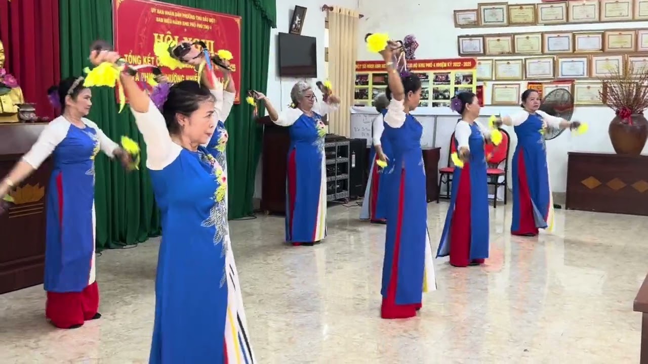 CLB biểu diễn bài TDDS với Song Lang trên nền nhạc “Tự Túc”
