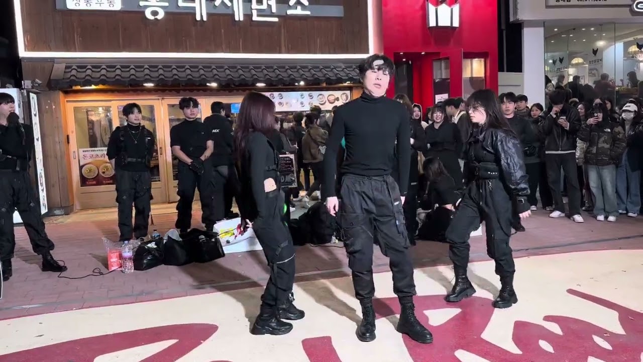 HONGDAE K-POP GROUP BUSKING (SWD) - [Kai] Mmmh