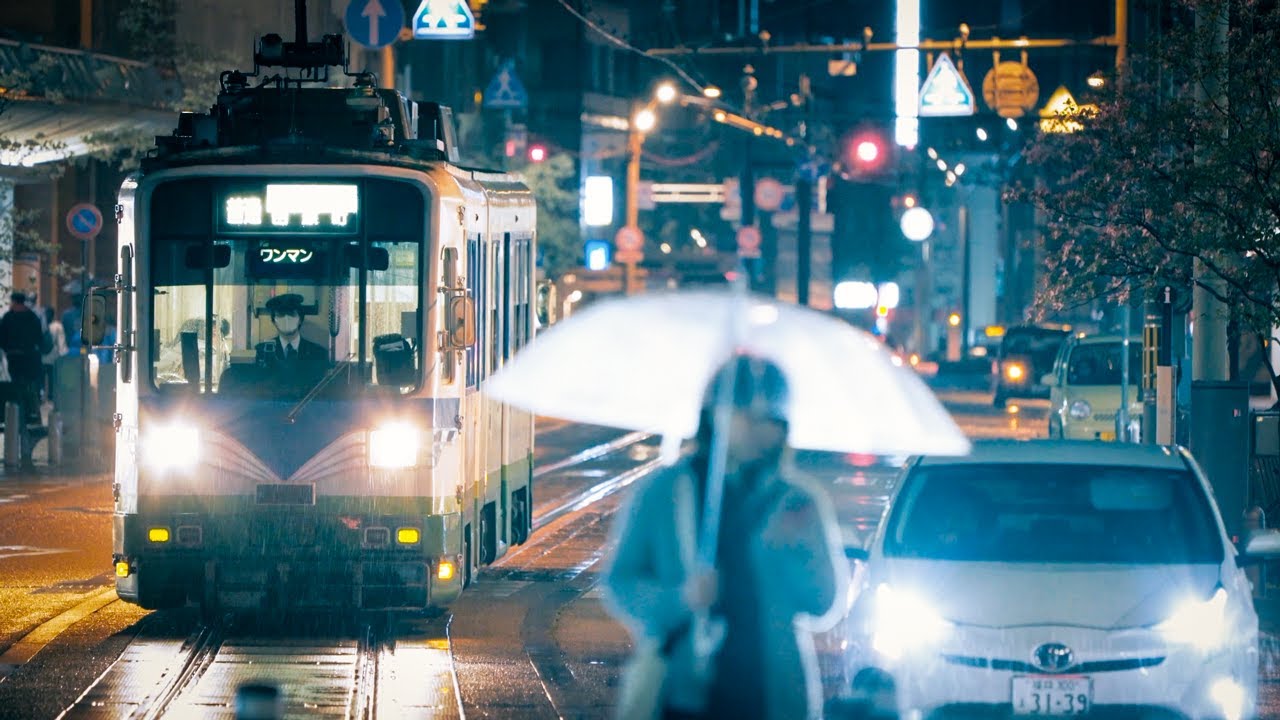 福井鉄道880形。降りしきる雨のなか、福井駅に向かう併用軌道を名鉄の連接車がゆく。