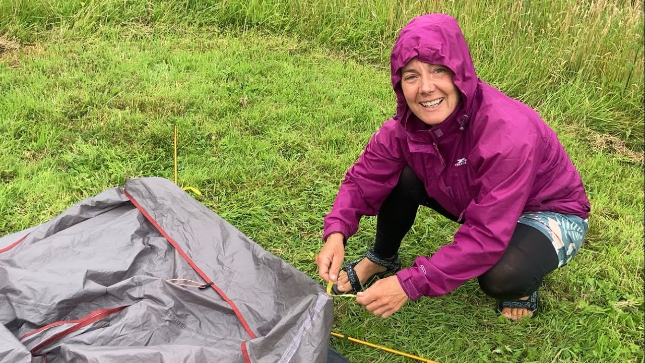 Monter la tente sous la pluie : fini la galère grâce à cette méthode géniale