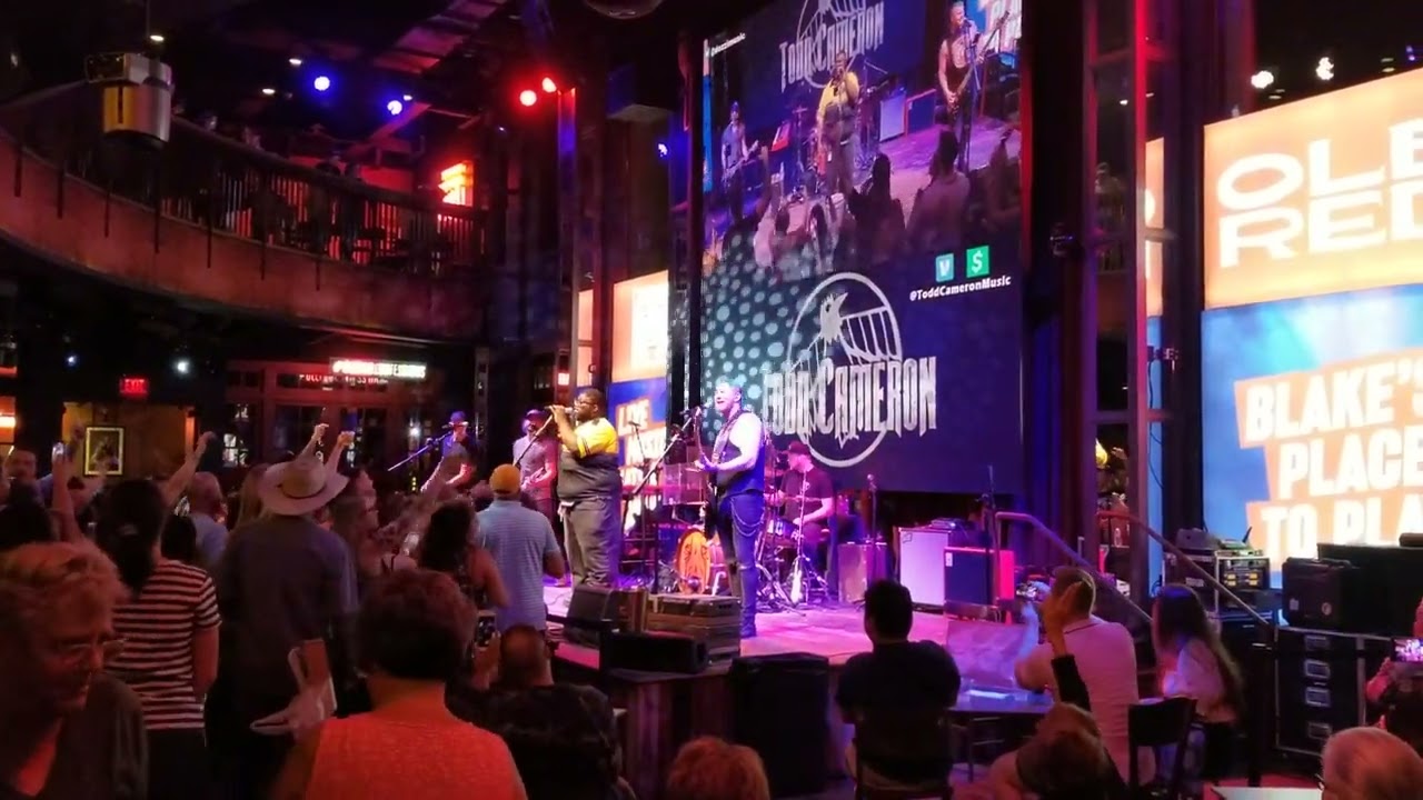security guard sings Tennessee Whiskey at Ole Red 8.17.22