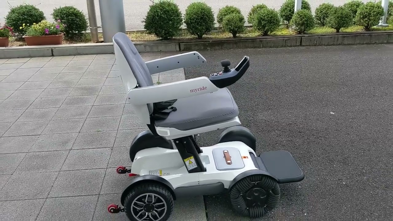 日常的に目にすることがない、電動車いすの画像や義足の絵を塩麦茶飴のラベルを作ります。移動支援機器を使って、高齢者や障がい者が当たり前に社会参加が出来るようになってほしいと思っています。
