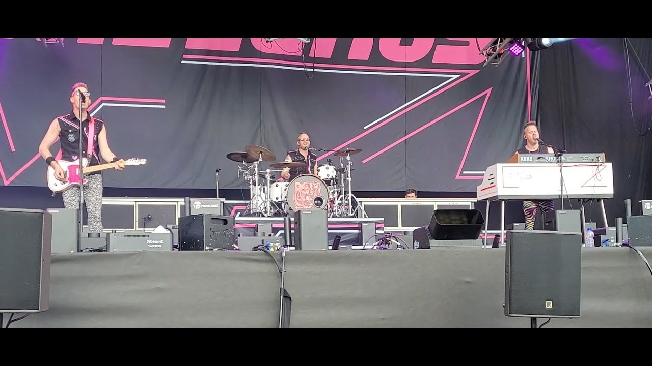De Roze Muzikale Formatie THE EUROS Live tijdens 5 mei 2023 Bevrijdingsfestival Almere