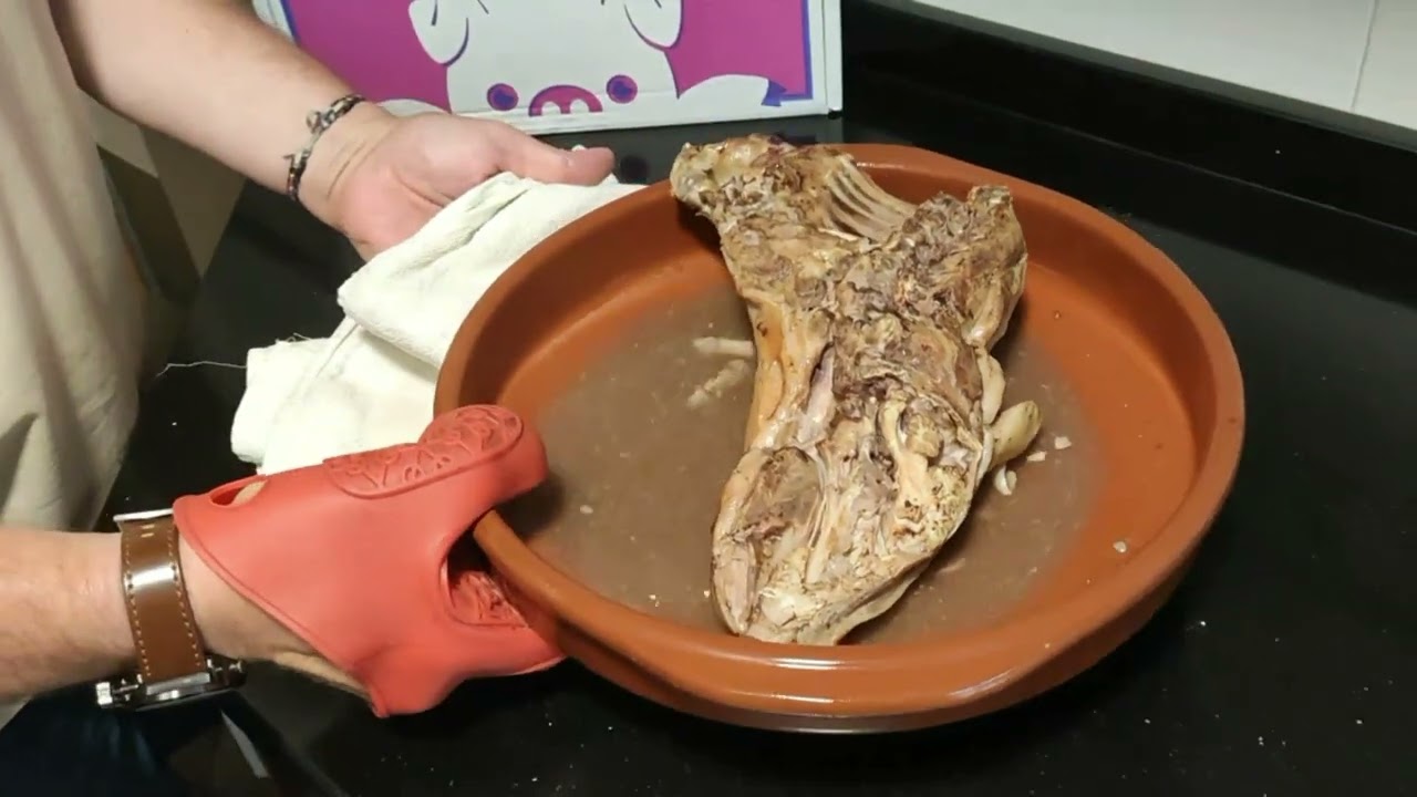 Preparación del cuarto de cochinillo asado a baja temperatura