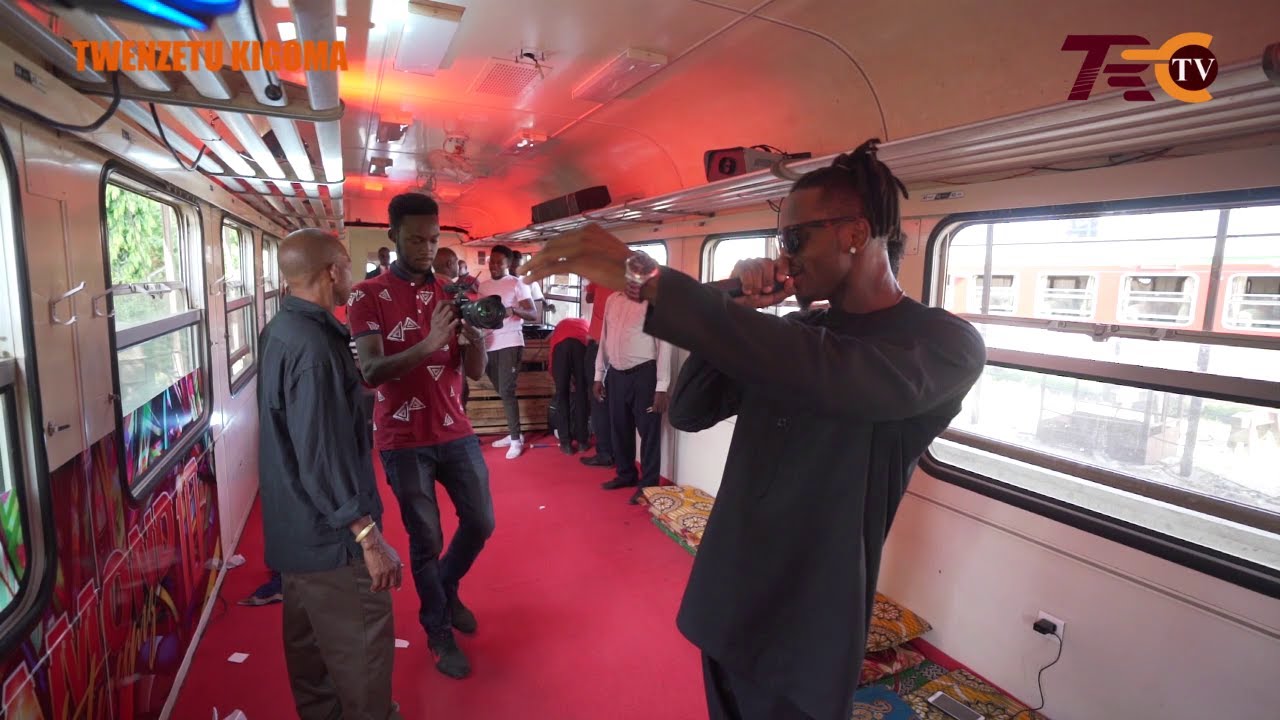 #TRCMPYA-DIAMOND AFANYA SOUNDCHECK NDANI YA CLUB INAYOTEMBEA KWENYE TRENI YA DELUXE.