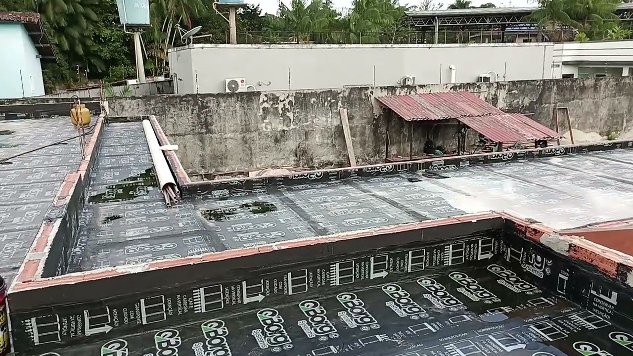 Manta asfáltica PRETA na laje,depois vem a proteção mecânica.