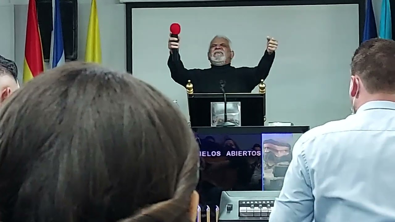 Hermano sisqueto en la iglesia de cielos abiertos