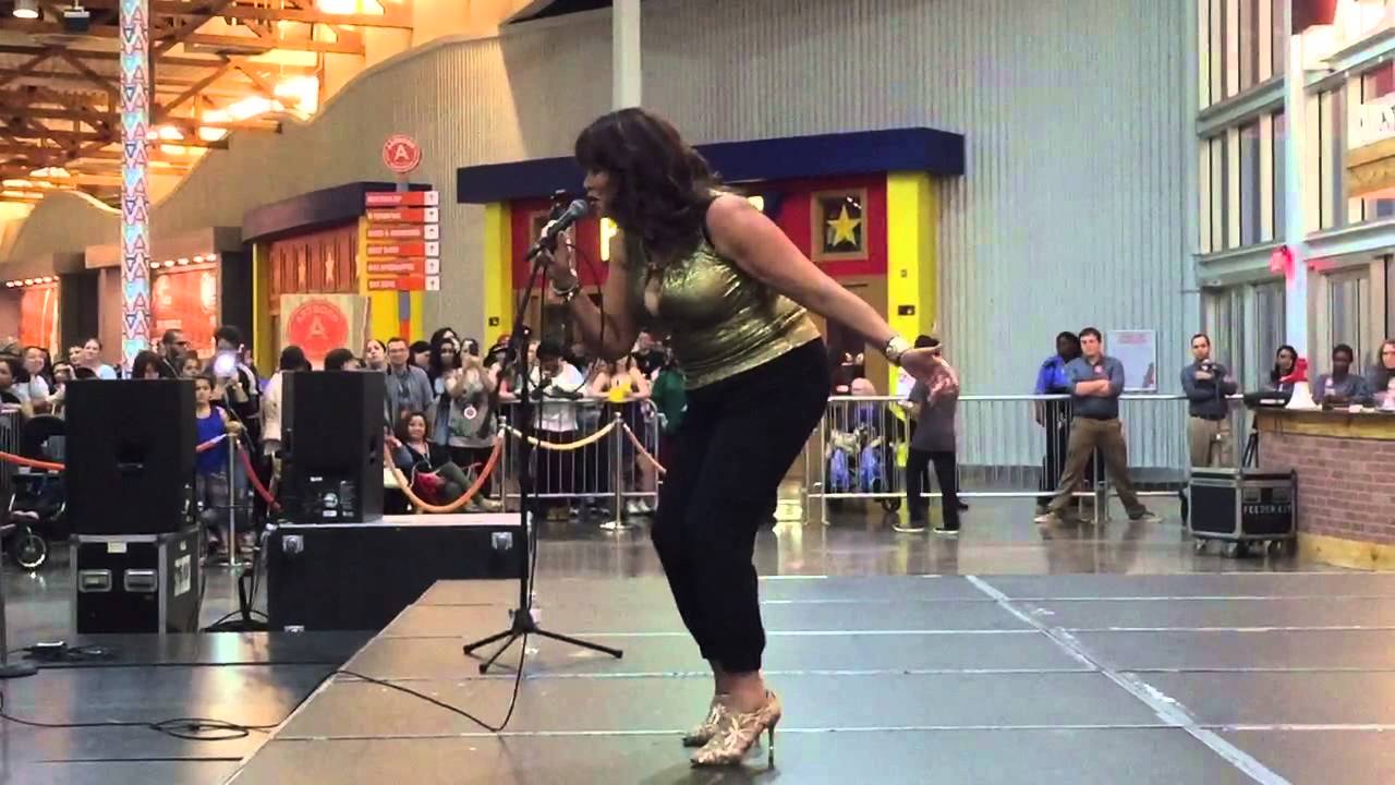 Judy Torres - Performing No Reason To Cry live in Orlando Florida