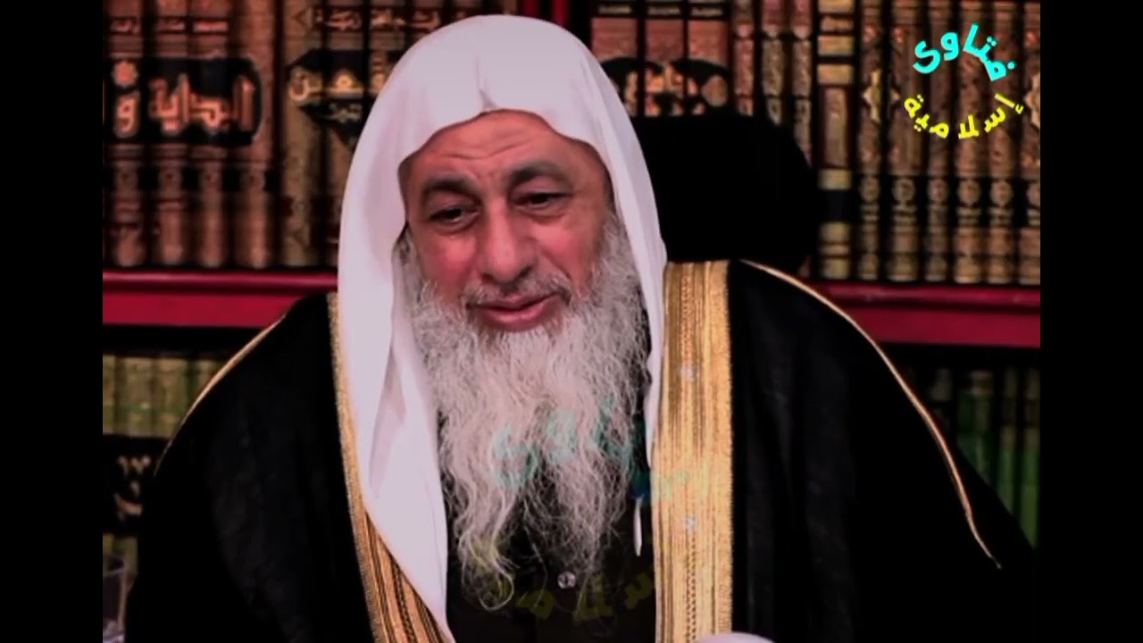 يصلي قيام الليل وبعد قراءة الفاتحة يستمع للقرآن من المصحف الالكتروني فما حكم ذلك ؟