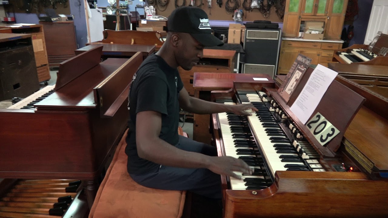4 B3's playing the blues in G at Keyboard Exchange International