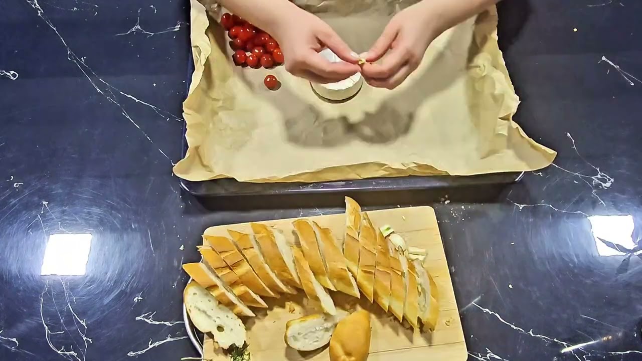 🧀 Baked Camembert with Cherry Tomatoes, Garlic & Baguette