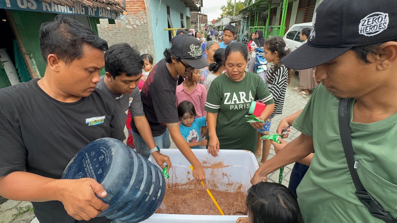 SANGAT TERTIB - BERBAGI TAKJIL ES SUSU KEPAL MILO 1 KONTAINER UNTUK PARA WARGA YANG PUASA 🍨🤤