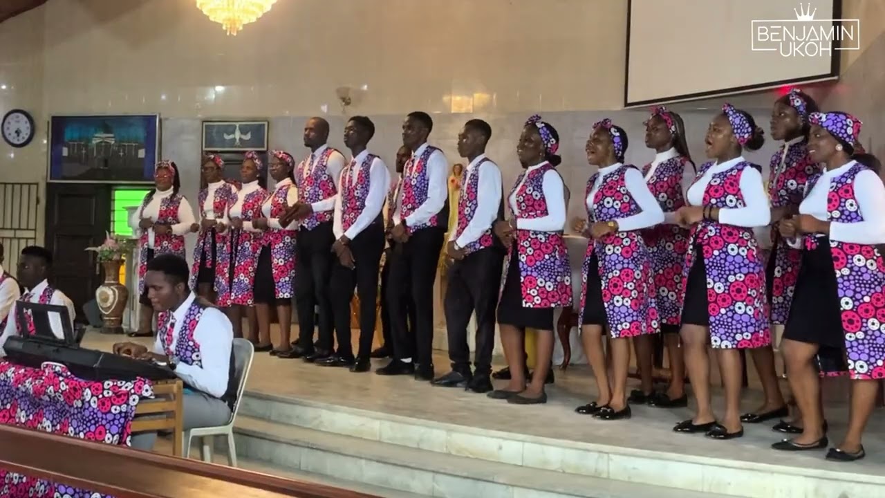 Mater Dei Cantores singing 