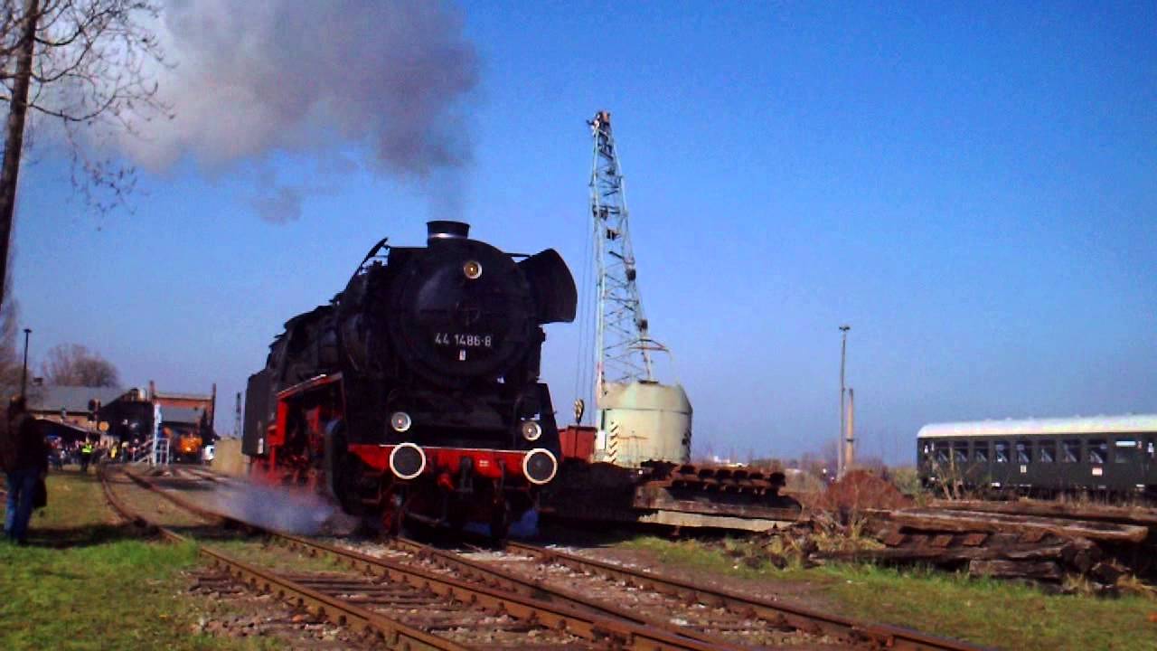 44 1486-8 rasante Anfahrt im Traditionsbahnbetriebswerk Sta&szlig;furt. 29. M&auml;rz 2014