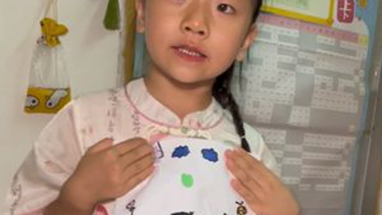 闺女这小人精说，父亲节到了给他爸爸准备了一份礼物，拿过来先给我炫耀一下！ #父亲节快乐 #父亲与女儿的时光 #一起带着孩子积极向上的生活态度 @抖音创作小助手 @抖音小助手