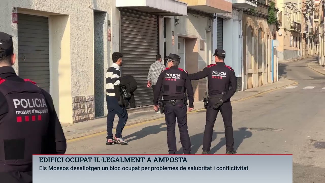Desallotgen un bloc de pisos ocupat il·legalment a Amposta
