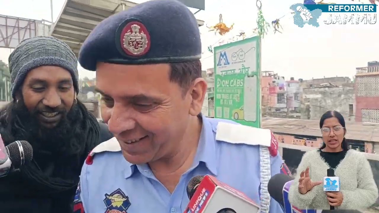 Chakma dekar E-rikshaw chaalak bhagaa.