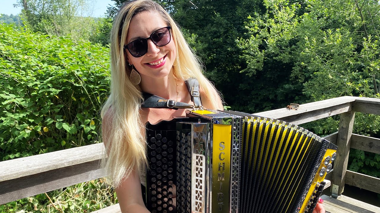 Die lustige CLAUDIA spielt die TIROLER BUAM POLKA auf ihrer Steirischen Harmonika!