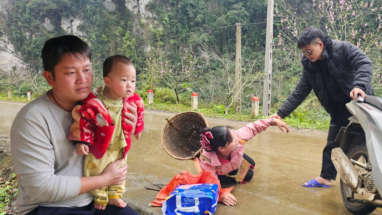 Harvesting bananas. Unexpectedly, an accident occurs. Will Hung and his daughter know what happened?