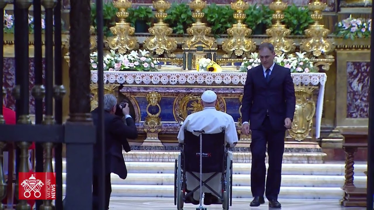 El Papa asiste por primera vez a la “lluvia de pétalos blancos” en la Basílica Santa María la Mayor
