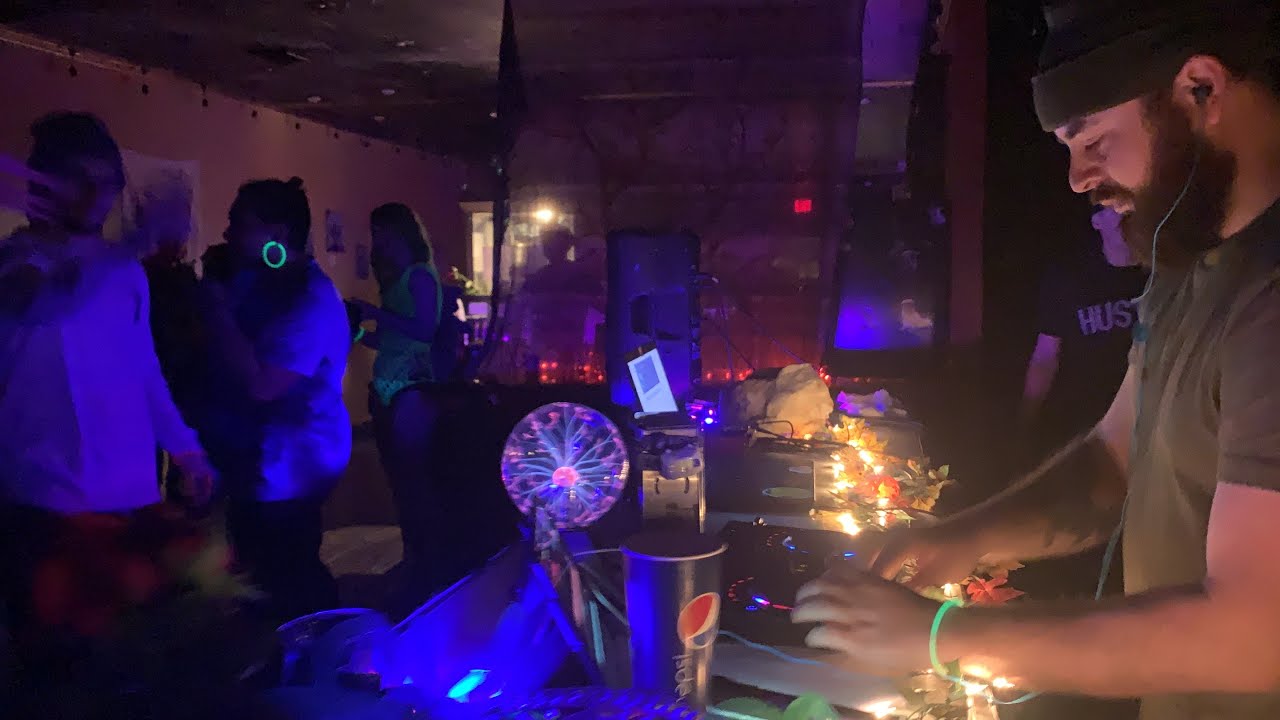 Valentine&rsquo;s Day Rave