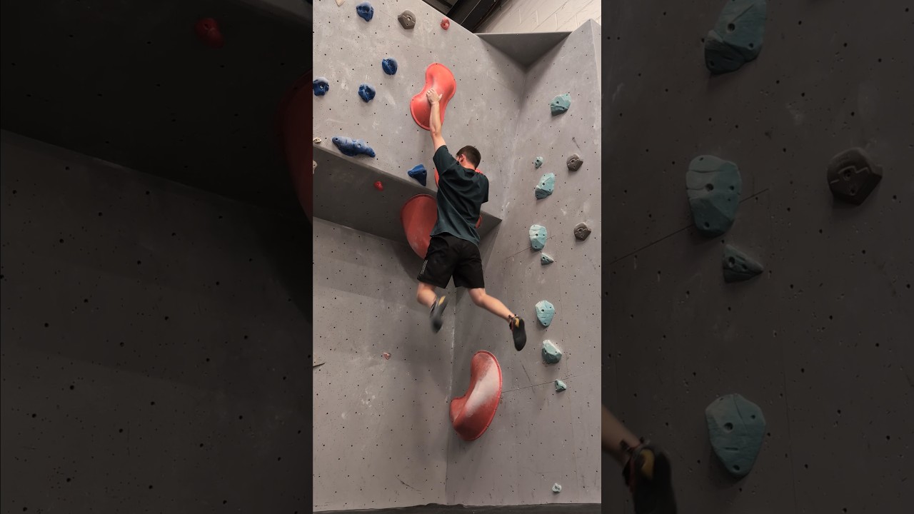 Close call at the end👅👀 #indoorbouldering #bouldering #indoorclimbing #climbing