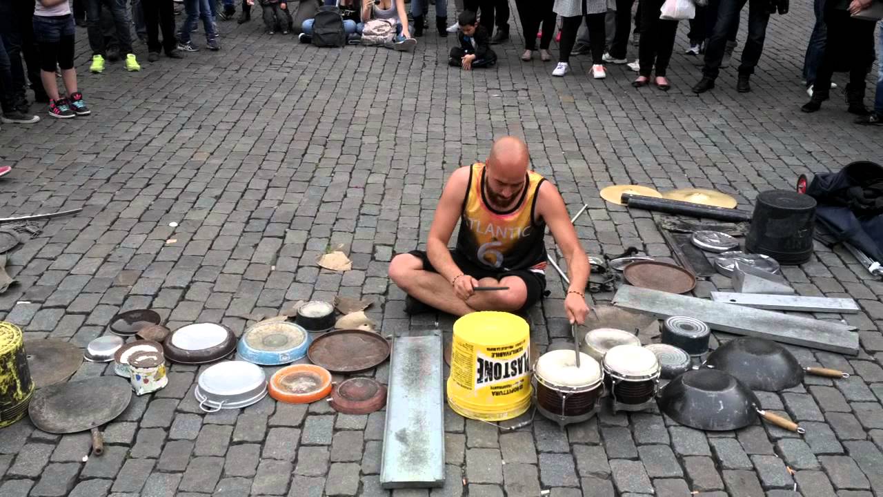 Bruxelles, batteur Dario Rossi, spectacle de tambours dans la rue