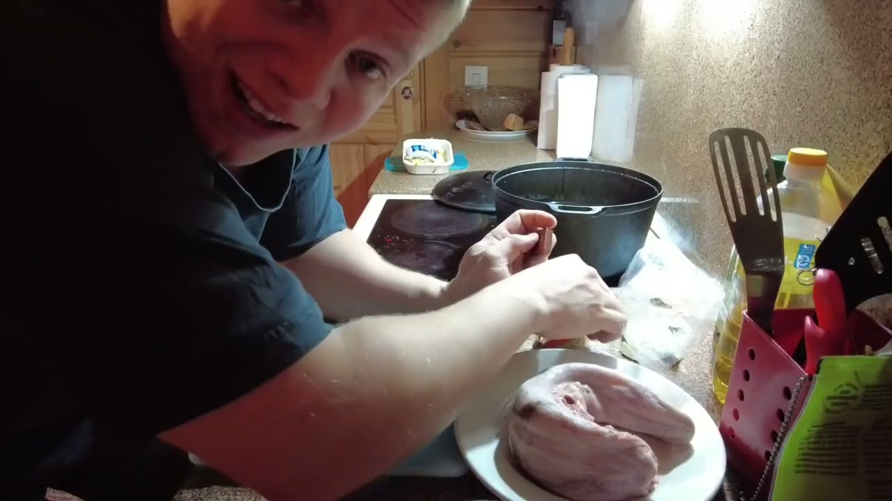 Hirven kieltä ruskeassa kastikkeessa ja puolukka/karpalosurvos