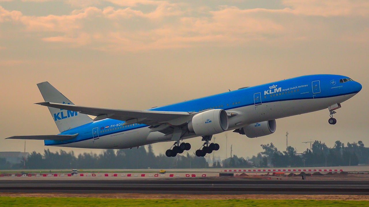 Quick liftoff! KLM 777 departs Santiago with power. Plane spotting at [SCL] airport.