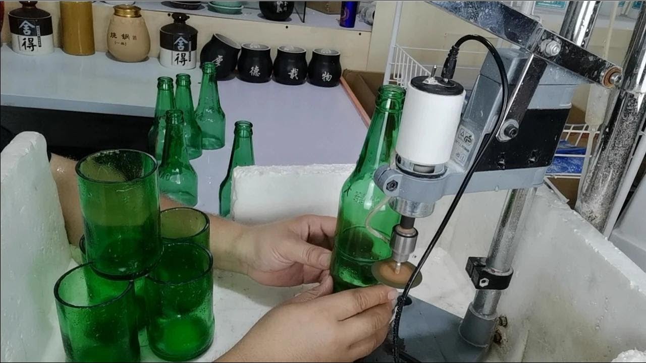 用啤酒瓶做成杯子，喝啤酒Use beer bottles to make mugs and drink beer