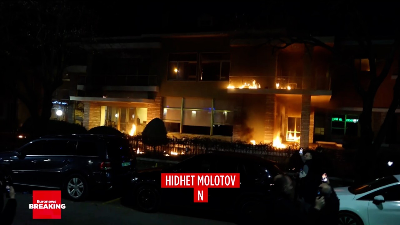 Vila e Enver Hoxhës përfshihet nga FLAKËT! Demokratët protestojnë duke i hedhur molotov!