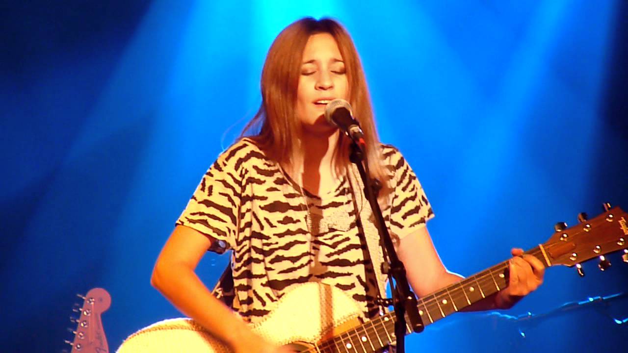 A genoux_ Showcase Maeva Méline live 4 Décembre 2011