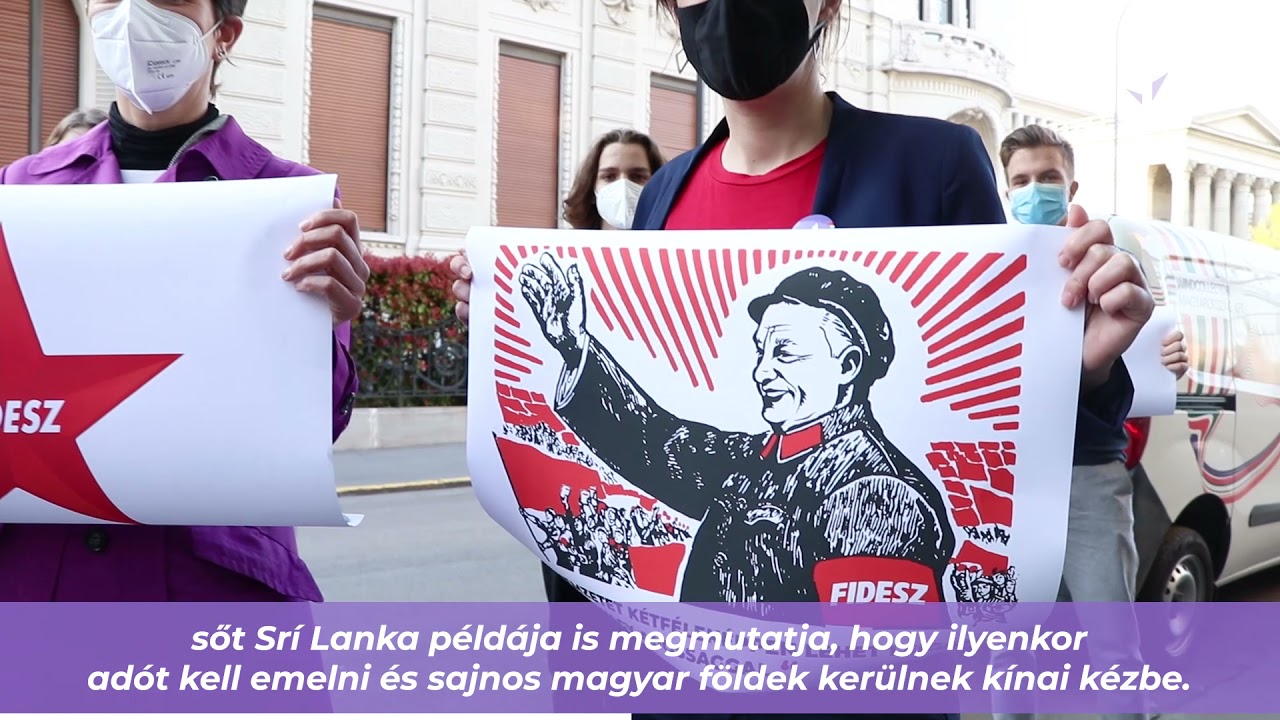 A Momentum Mozgalom és a Momentum TizenX tagjaival üzenetet vittünk a Lendvay utcába.