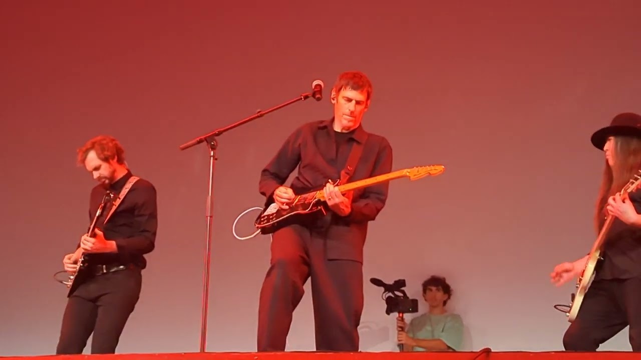 ARCHIVE - Words on Signs - Paris - 12/11/25