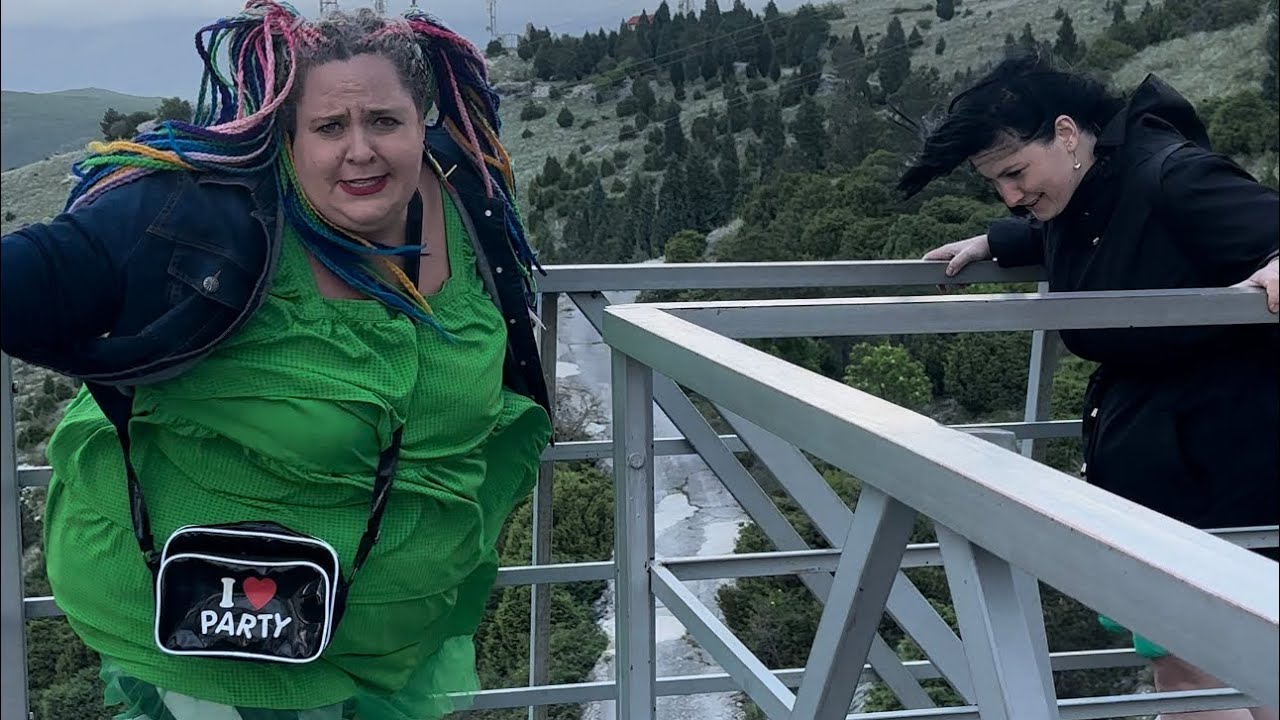 Haos na staklenom mostu-Vjetar odnese sve
