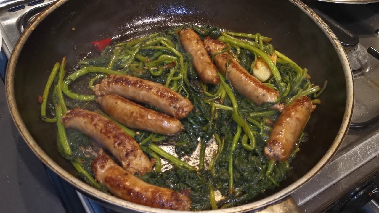 🥬 Cime di rapa con salsiccia. Un piatto che mi riporta alla domenica dalla nonna👌