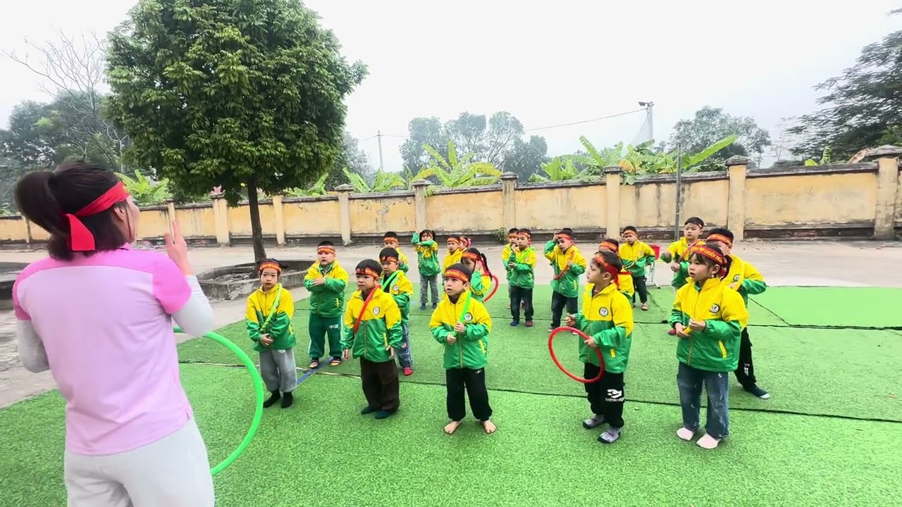 Thể dục” Bật tách chân, khép chân qua 7 ô”. Giáo viên Nguyễn Thị Ánh thực hiện