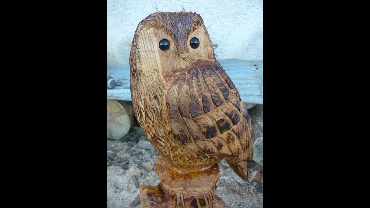 Finition d'une sculpture de chouette en cèdre