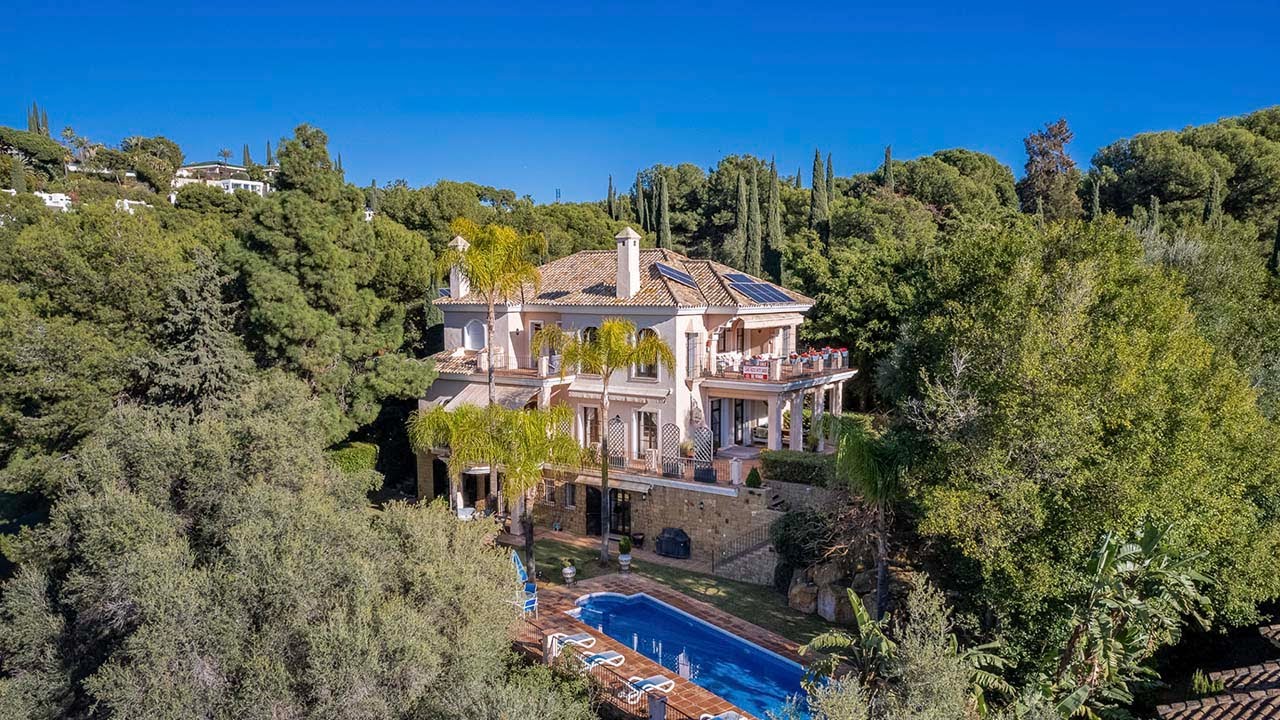 2,685,000 € - Discover timeless luxury in this magnificent classical villa for sale in Marbella
