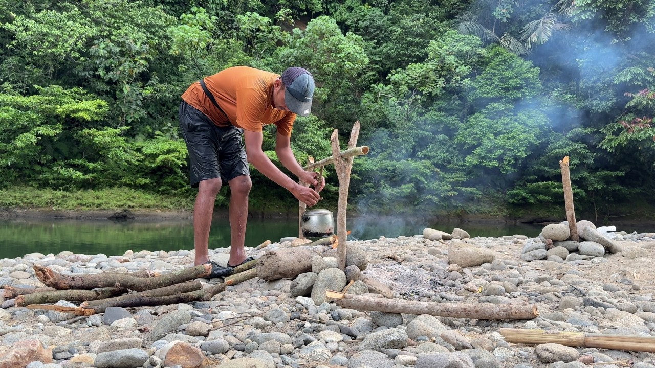 Berburu Ikan Dari Pagi Sampai Malam Masak & makan Di Pinggir Sungai
