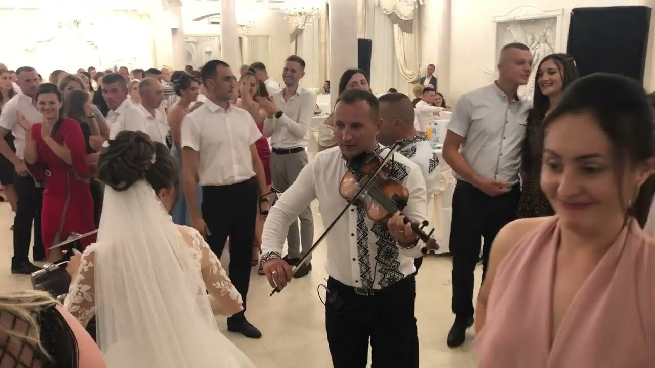 Surpriză muzicală pentru mire| ♥Mireasa Bate Toba foarte frumos ♥ 2021|  cu Formația Kristal !!!