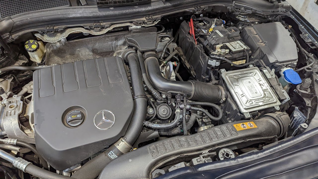 Установка и снятие аккумулятора Mercedes Benz 247 B Класс B180.